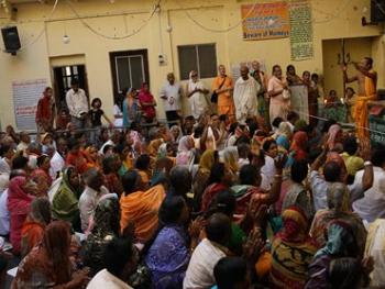 Govardhana puja crowd